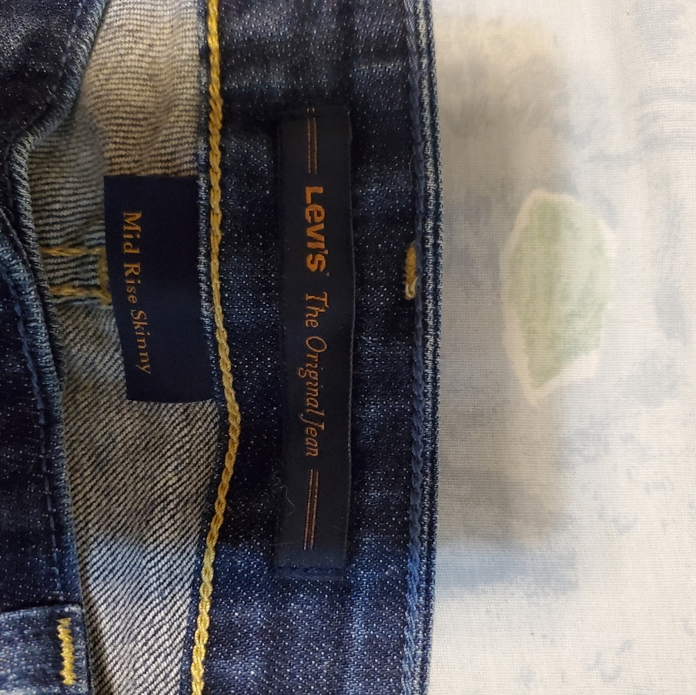 Levi's Mid Rise Skinny Jeans - Picture 4 of 8